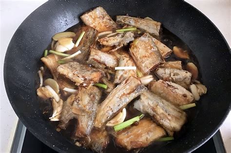 红烧带鱼的做法_菜谱_香哈网