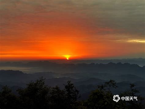 湖南龙山：一轮红日山间升起 映红天空美如画卷-图片频道