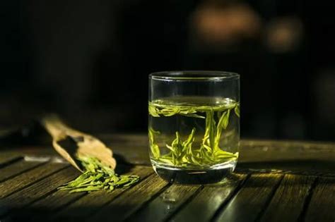 喝绿茶有什么好处坏处 喝绿茶的利弊_彩牛养生