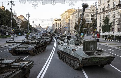 早安·世界｜俄乌冲突爆发半周年：乌克兰展示缴获的俄军装备|乌克兰|无人机|伊朗_新浪新闻