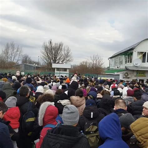 数十万乌克兰人艰难出境：零下4度排队超20小时|乌克兰|留学生|难民_新浪新闻