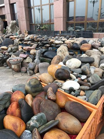 2021河边捡石头和逛玉石交易市场，是今天的主要游玩项目……。风很大，很冷！ 而且沙土漫天飞舞…_玉龙喀什河-评论-去哪儿攻略