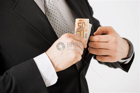 男人手把欧元现金钱放进西装口袋里高清图片下载-正版图片300757414-摄图网
