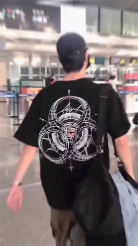 机场偶遇王一博，转身的瞬间看呆我了_腾讯视频
