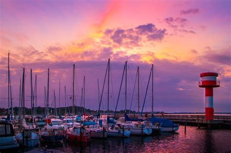 夏日紫色黄昏海港码头图片 - 站长素材
