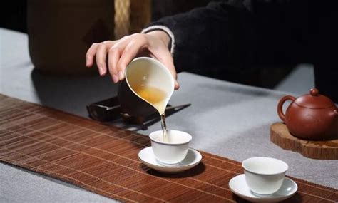 喝茶时不常注意到的5个小礼节「津品茶话」-爱普茶网,最新茶资讯网站,https://www.ipucha.com