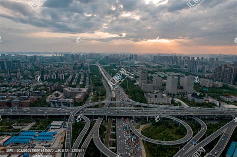 武汉高新大道质量全面提升的景观实践_武汉华天园林集团有限公司