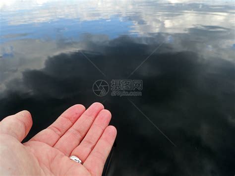 健康的环境湖水干净清澈手里高清图片下载-正版图片506403318-摄图网