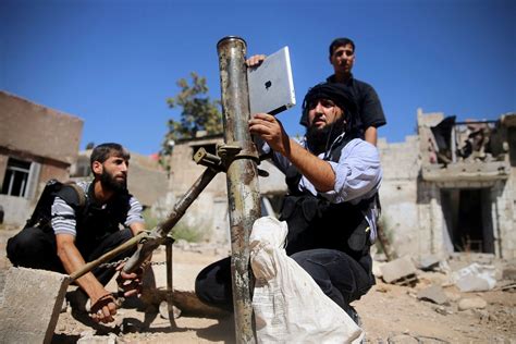 叙利亚土造武器称雄，煤气罐弹弓威力大，使用者也心惊肉跳|武器|叙利亚|弹弓_新浪新闻