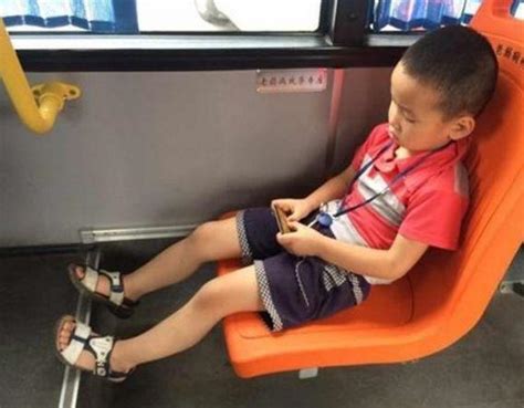 南京地铁上小伙不让座，大妈竟一屁股坐在他腿上！场面一度十分尴尬_手机新浪网