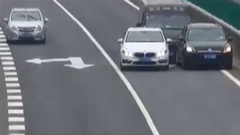 9月2日，湖南娄底一宝马女司机酒驾，不知自己撞到人，将被撞者一路拖行，直至被交警拦下。_腾讯视频