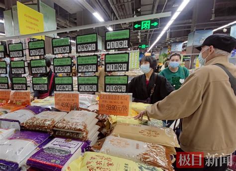 武汉超市节日供应正常 市民戴口罩选购