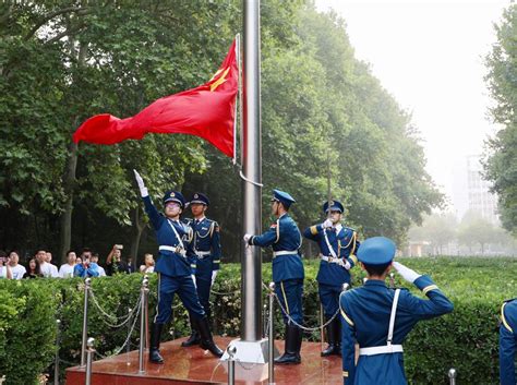 北航举行升旗仪式 庆祝新中国成立70周年-新闻网