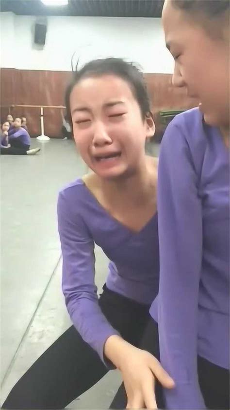 舞蹈生的日常魔鬼训练，从小女孩的表情，就能看出痛苦程度！