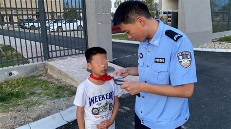 龙山两名儿童捡钱包交民警：老师说捡东西要交给警察叔叔_湖南频道_凤凰网