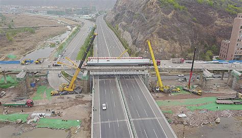 承德市人民政府 图说承德 凤凰山大桥拓宽改造工程已进入钢箱梁吊装工序