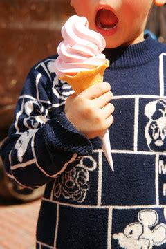 男孩吃冰淇淋图片_男孩吃冰淇淋素材_男孩吃冰淇淋高清图片_摄图网图片下载