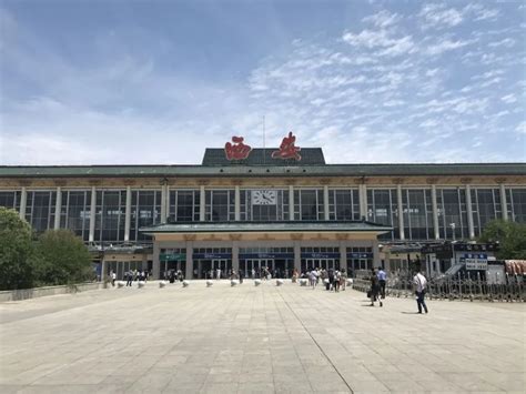 西安火车站南广场正式开放，进出站地下“零换乘”_指引