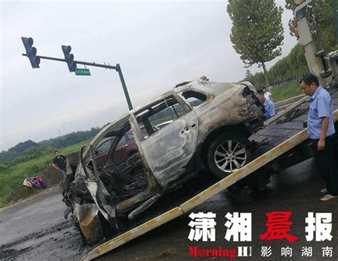 惨烈！长沙一女司机驾越野车撞墙起火 一男一女受伤_湖南频道_凤凰网