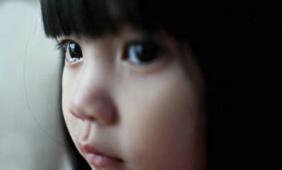 哭泣的金发小女孩专注于她的眼泪-包图企业站