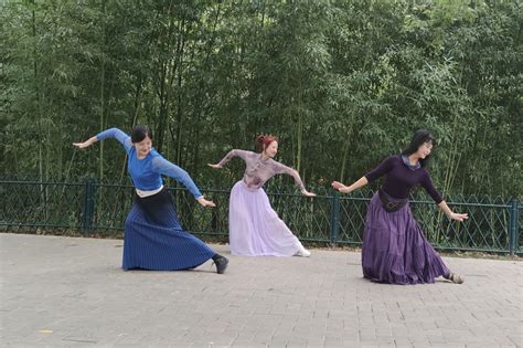 广场舞《草原恋》舞曲好听，三姐妹跳得太棒了_凤凰网视频_凤凰网