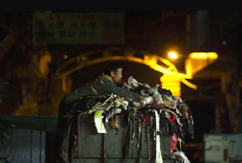 [图片故事]广州城中村环卫工的垃圾围剿夜_广东滚动_南方网