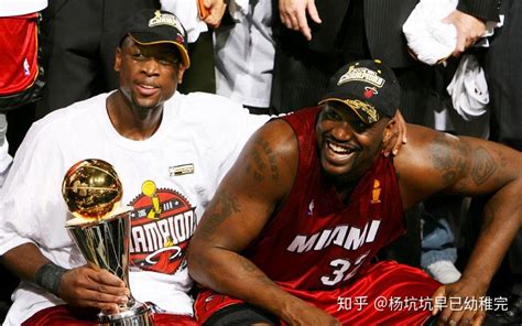 近10年NBA总决赛伟大6大瞬间：韦德香槟敬膝盖，雷阿伦绝命三分|韦德|伊戈达拉|雷阿伦_新浪新闻