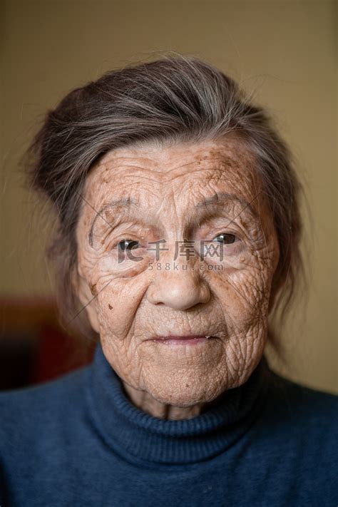 笑死！102岁老奶奶过生日吹蜡烛吹掉假牙_腾讯视频