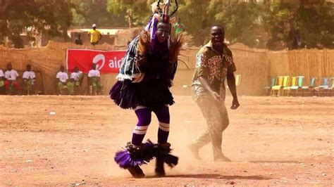 非洲最火的“烫脚舞”，至今无人敢模仿，看到最后忍不住跟着一起跳！