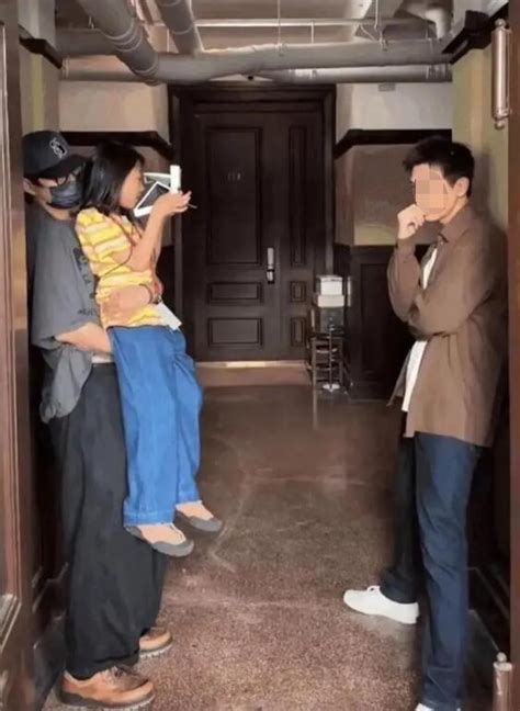 8岁摄影师拍李现是被人抱起来的 李现身高185厘米_娱乐资讯_海峡网