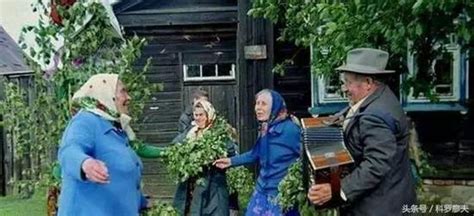 实拍俄罗斯的农村: 穷苦, 妇女光脚穿裙子打扫院子