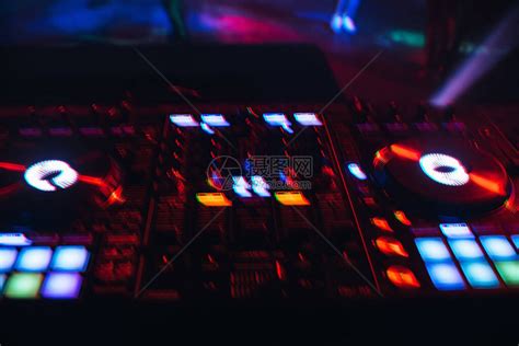 夜总会DJ混音器背景是来自按钮和控高清图片下载-正版图片503799616-摄图网