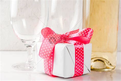 配有葡萄酒两个杯子和礼品盒的情人日概念高清图片下载-正版图片505076749-摄图网