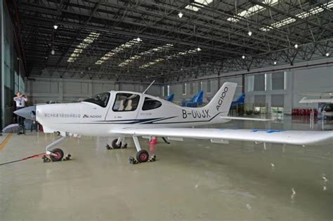 新一代国产初级教练机AG100首飞成功