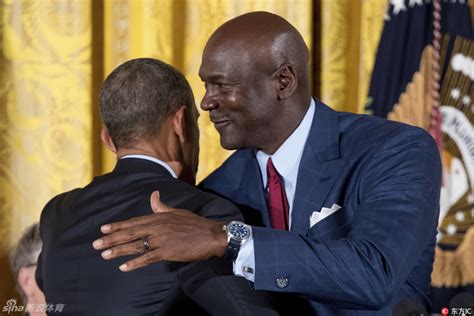 奥巴马为篮坛传奇球星迈克尔-乔丹颁总统自由勋章_篮球新闻_海峡网