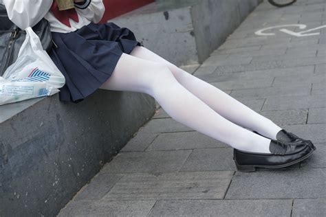 为什么中国部分地区的小学女学生校服，一律配白色连裤袜？ - 知乎