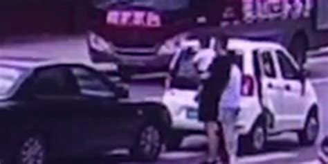 两车发生剐蹭 男子发狂驾车冲撞致1儿童身亡(含视频)_手机新浪网