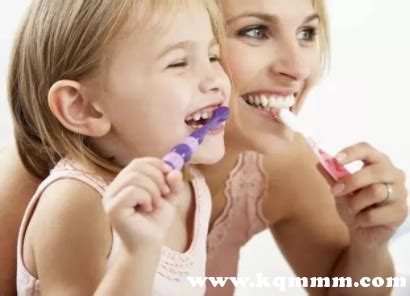 宝宝刷牙总是吃牙膏会氟中毒吗 不同年龄宝宝怎么正确刷牙 _八宝网