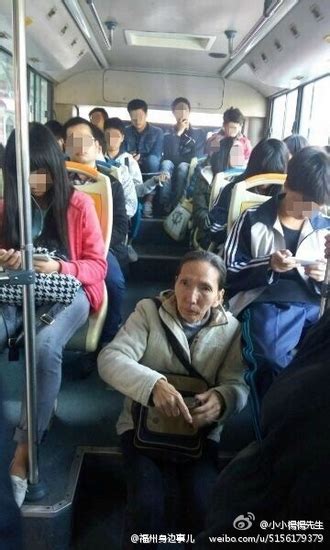 依姆坐公交地板全车无人让座 年轻人只顾玩手机 - 社会 - 东南网