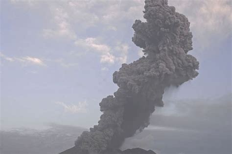 日本樱岛火山喷发拉响最高级别警报_今日热点_中华网