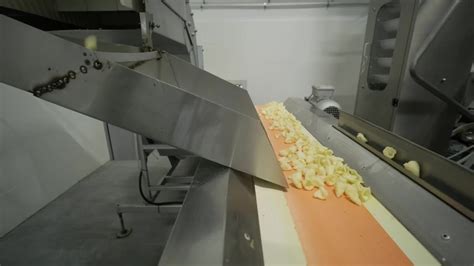 生产线移动土豆零食。生产线的面食厂，生产面食视频素材_ID:VCG42N1388176673-VCG.COM