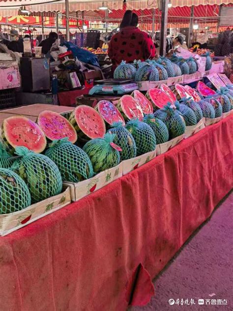 今年西瓜的价格如何？有摊主称， 由于目前本地西瓜还未大量上市，市场上售卖的外地瓜存储、运输成本高，导致价格较去年同期有所上涨。