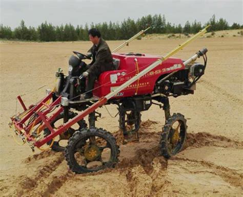 自走式喷雾机为稻田喷洒农药 高科技助力田间管理
