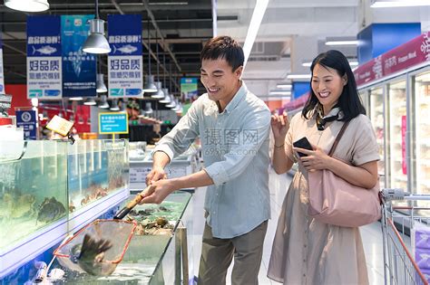 中年夫妇在超市买鱼高清图片下载-正版图片501904049-摄图网