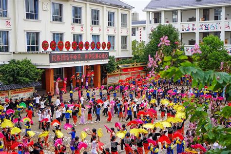 开屏新闻-德宏民族团结月40年 | 陇川县民族小学：各族学生携手在知识和文化的海洋里遨游