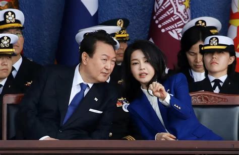 韩国总统 尹锡悦 携貌美如花的夫人，从华盛顿下飞机开始，就因 亲吻机场小花童脸颊，而引发争议。