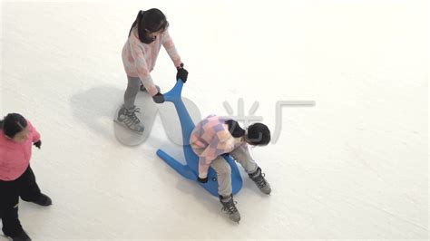 长春市民大年初四看雪雕 滑出溜滑 打冰嘎-中国吉林网