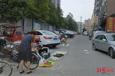 两老人凌晨路边摆摊卖菜被楼上泼机油 当事男子被行政拘留_凤凰网