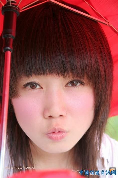 重庆女子自我“绑架”当街下跪 称抗议黑驾校_海口网