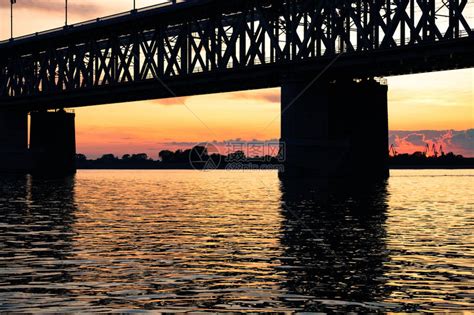 日落时在阿穆尔河上桥俄罗斯高清图片下载-正版图片506161107-摄图网